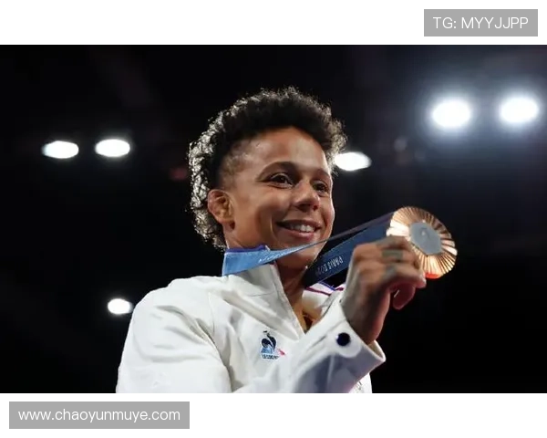 柔道背景下的足球明星盘点他们的运动成就与人生故事